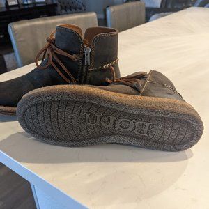Brand new Born Calyn distressed leather boots in gray, size 8.5